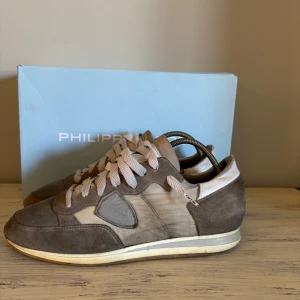 Philippe Model grå sneakers  - Snygga sneakers från Philippe Model {Lite slitna i hälen och runt omkring men inget som märks vid användning} Allt og fås med men har inget kvitto kvar tyvärr. Hör av dig vid minsta lilla fundering /Allt gott👟