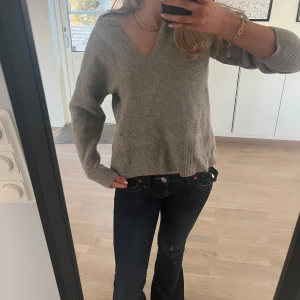 Stickad tröja - Säljer denna grå/beiga tröja från Zara, den har även en superfin v-ringning och är nästan nyskick