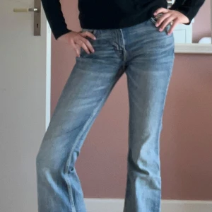 Bootcut ljusblå jeans  - Fina jeans från weekday som knappt har använts. Säljer då de blivit lite små på mig. Nypris 550 och modellen är Flame☀️