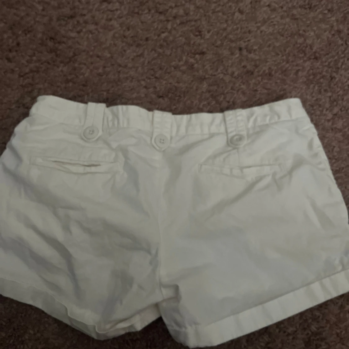 Vita midwaist shorts med knappar - 2