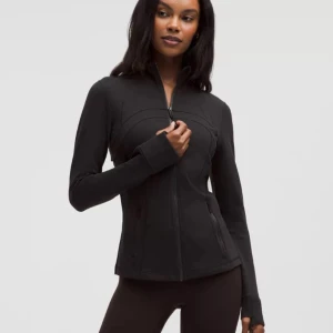 Lululemon define jacket (nyskick) - Säljer denna nya lululemon define jacket endast använd två gånger  gång. Skicka privat om du är intresserad så skickar jag egna bilder💕 den är i storlek 2.