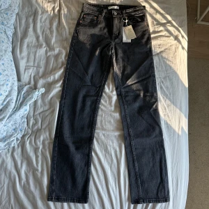 Mörkgråa Jeans från MANGO - Superfina mörkgråa jeans från Mango i straight modell (fler detaljer på etiketten). Ny med prislapp kvar och säljs då de är för små. Perfekta till hösten 🍂💕☺️