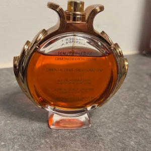 Olympéa Eau de Parfum från Paco Rabanne - Säljer en Olympéa Eau de Parfum från Paco Rabanne. Flaskan har en unik rund form med detaljer i roséguld och transparent glas som visar den djuporange parfymen. Doften är orientalisk med inslag av salt vanilj, jasmin, ingefärsblomma, ambra och cashmereträ.