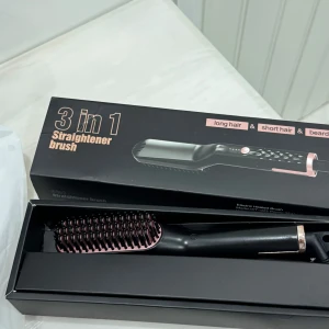 3 in 1 elektrisk värmeborste - Säljer en 3 i 1 straightener brush som funkar för långt och kort hår samt skägg. Borsten är svart med roséguld-detaljer och har täta, värmetåliga piggar. Ergonomiskt handtag och modern design, perfekt för att styla håret snabbt och enkelt.