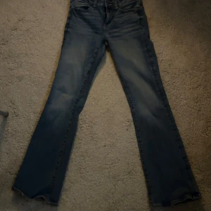 Blåa bootcut jeans - Säljer dessa fina jeans från american eagle som inte kommer till användning💙dom är stretchiga och passar någon som är ca 160🥰skriv om ni har några frågor!
