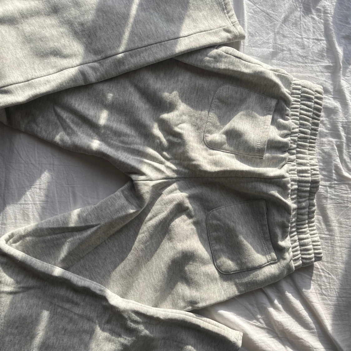 Grå mjukisbyxor med snörning - 2