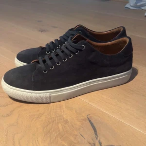 Human scales strl 42 - Human scales skor i strl 42, stilrena och eleganta! Passar verkligen till det mesta, perfekta skorna i för hösten! Tvek inte att höra av dig vid frågor eller mer bilder 