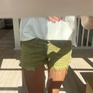 Gröna Levi's jeansshorts med fransar - Supersöta gröna jeansshorts från Levi's med fransade kanter. Passar perfekt på mig som normalt sett har xs/s 💕💕