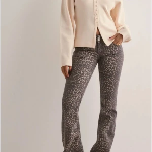 Leopardmönstrade bootcut jeans - Säljer ett par sjukt snygga jeans med leopardmönster i mörkbruna och beige toner. Materialet är jeans med knapp och dragkedja framtill. Köpte i januari dehär året för 699kr i storlek 32. Använda 2-3 gånger och har ingen effekt alls. Skriv vid frågor🥰