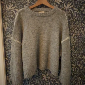 super söt stickad tröja med vita sömmar! 💕 - säljer denna så söta stickade tröjan från JDY i storlek M! använd en gång men har inga defekter! Så mysig o skön och är perfekt till hösten/vintern! 💗 