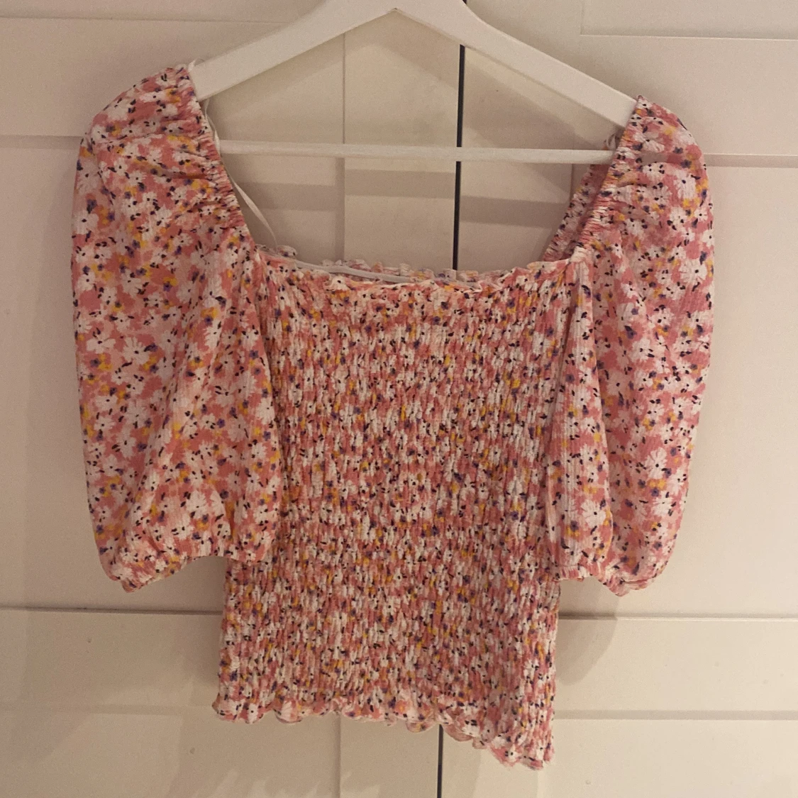 Blommig rosa smockad blus