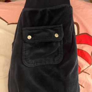 Marin blåa Juicy Couture byxor - Marinblåa mjukisbyxor från Juicy Couture i storlek XS.