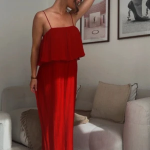 Jumpsuit - Röd jumpsuit från Zara, strl xs
