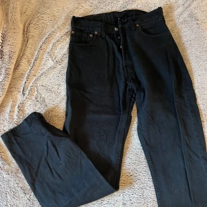 Svarta Levi's jeans - Levis jeans som jag köpt begagnat, de är omsydda och passar mig som storlek s.  Tror egentligen de var herrmodell men som sagt de var omsydda för att passa en tjej.