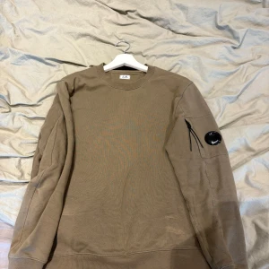  C.P. Company tröja  - Säljer min cp company tröja jag inte använder längre köpt för 1 år sedan väldigt fin och inga skador! 