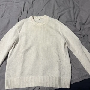 Stickad ulltröja Arket  - Säljer min stickade ulltröja från arket i färgen beige/vit. Fint skick men lite nopprig. Köpt för 799