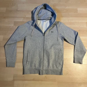 Grå hoodie från Lacoste - Använd några gånger, priset kan diskuteras 