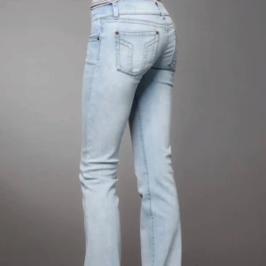 g rise jeans - Snygga ljusblå jeans från G-Rise med klassisk femficksdesign och bootcut-snitt. Säljer då dom var för korta för mig. Längd: short Storlek: M ( innerbenslängden är 77cm ) dom är små i storleken så skulle säga att dom även passar folk med S💞💞 helt oanvända och lapp sitter kvar! nypris: 1300kr