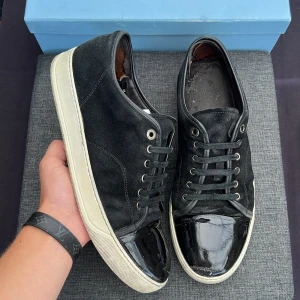 Lanvins - Hej! Säljer dessa sjukt snygga lanvins i svart! Uk10 motsvarar 44! Skick: 7/10 hälarna har tagit en del stryk samt cap toe har några repor, vad ingår? Box! Hör av dig vid minsta fundering 🤩