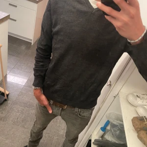 Ulltröja - 100% ”Extrafine Wool” tröja från Zara, perfekt för hösten! 🙌🍁Knappt använd tröjan eftersom den tyvärr vart för liten. Skick - 10/10. Tröjan är igenkligen storlek S men passar mer som en blandning mellan S och XS. Personen i annonsen är dessutom 179 och väger 55 kg. Säljs för endast 200kr. 🤝