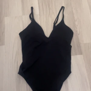 Body - säljer min body från hm då den aldrig kommit till användning. Jättebra skick