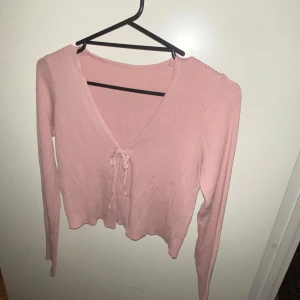cardigan - Skriv till mig innan du köper så kan jag ändra kategori för billigare frakt‼️..  Söt rosa kofta. Använt 1 gång. Inga defekter. Finns inga lappar i men vet att de är xs eller s.