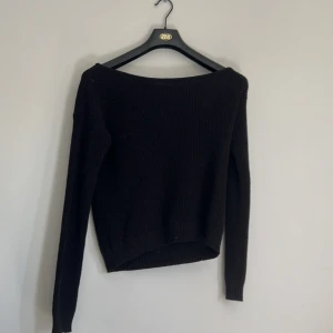 Svart stickad tröja med bred hals - Svart stickad tröja med bred, något båthalsad(off shoulder)🖤