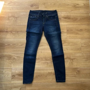 Jeans G-star raw - Mörkblåa jeans LYNN mid skinny från G-star raw. Storlek 28/30. Material: 35% bomull, 35% lycocell, 28% polyester och 2% elastan. Sparsamt använda, så nästan i nytt skick!