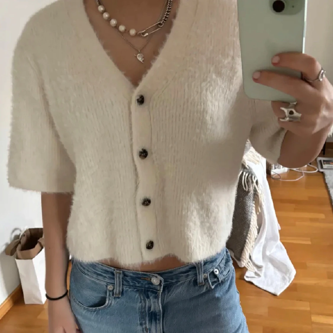 Vit croppad kofta med knappar
