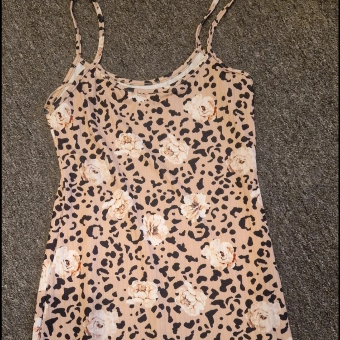 Beige leopardmönstrad klänning med blommor