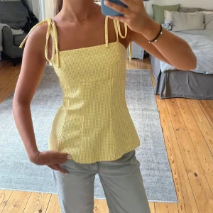 Rutig gul topp  - Säljer denna jätte snygga topp från Zara, aldrig använd och har lappen kvar!💕 Tveka inte vid frågor❤️❤️