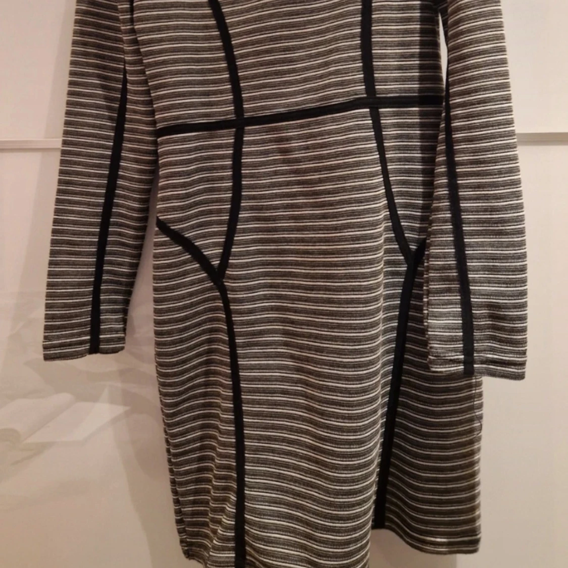 Randig grå och svart klänning - 1