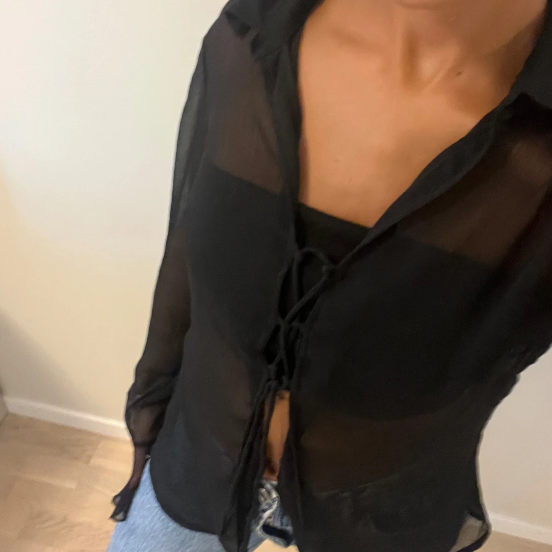 Svart transparent skjorta med snörning - 3