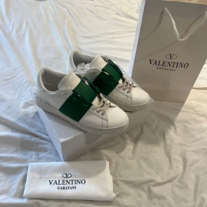Valentino Garavani Open sneakers vit/grön - Gröna Valentino Garavani Open. Storlek 43. Använda fåtal gånger. Låda, påse, dustbag och äkthetscert ingår. AA kopior därav bra pris.