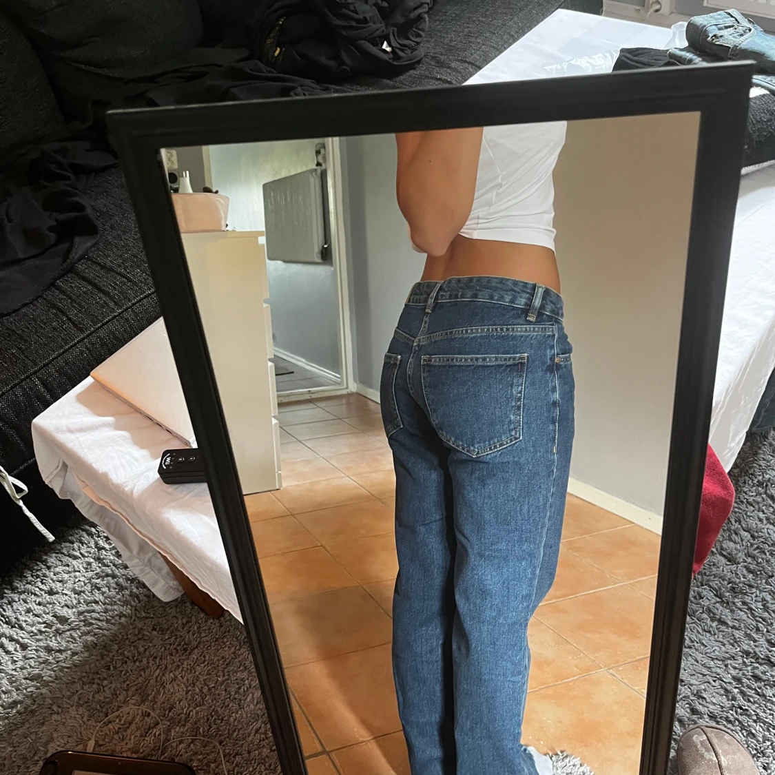 Blå raka jeans med låg midja från Gina  - 1