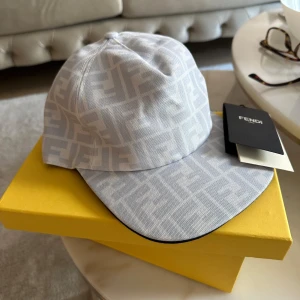 Vit fendi keps   - Köpt för 2000kr men säljer för 1300kr då den är för stor. Snygg vit keps från Fendi med justerbar öppning bak.