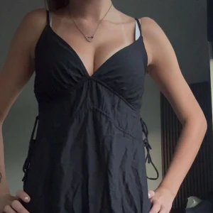 svart lös sommarklänning  - en lös svart sommarklänning som är luftig och har snören på sidorna för att spänna åt❣️