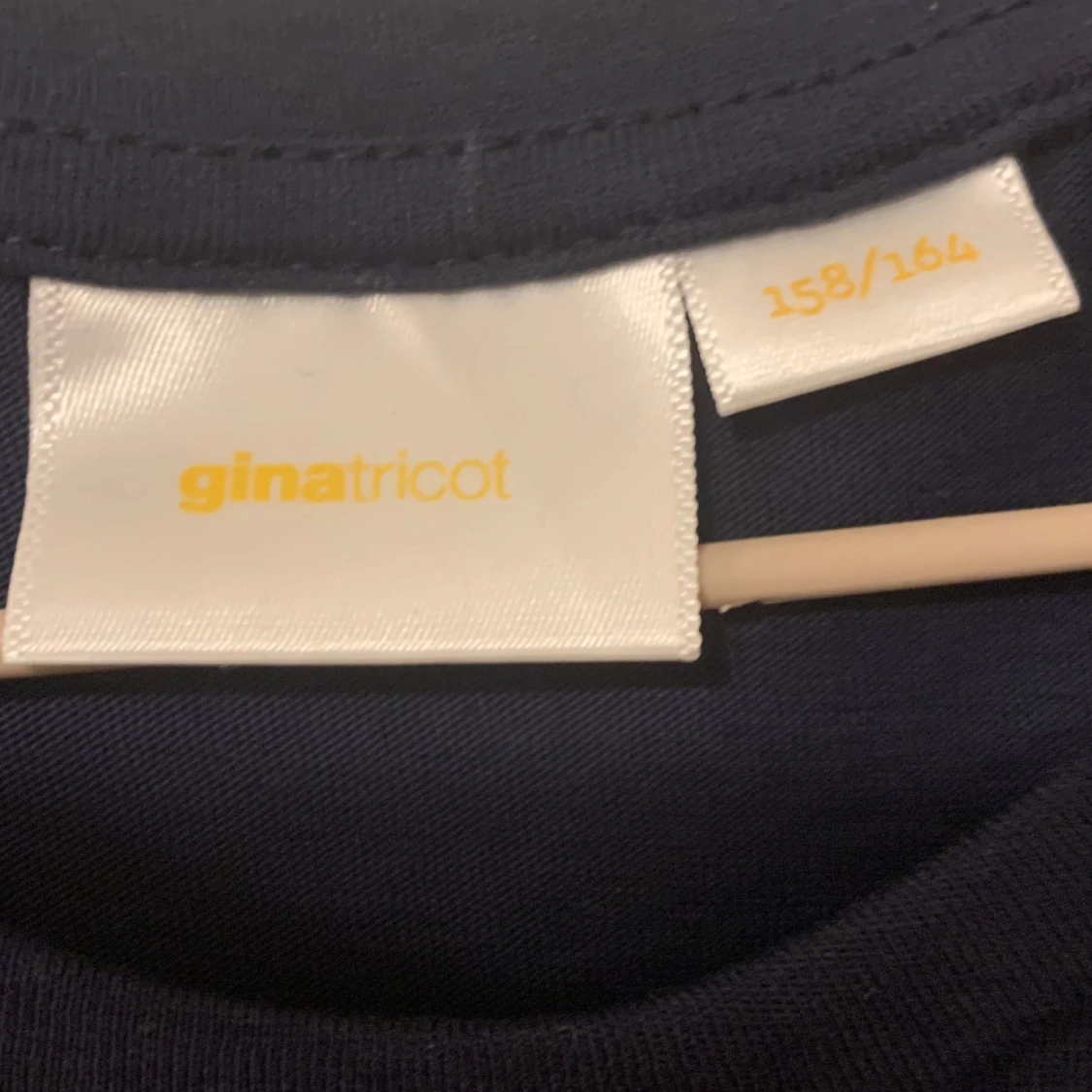 Mörkblå långärmad topp med volang - 4