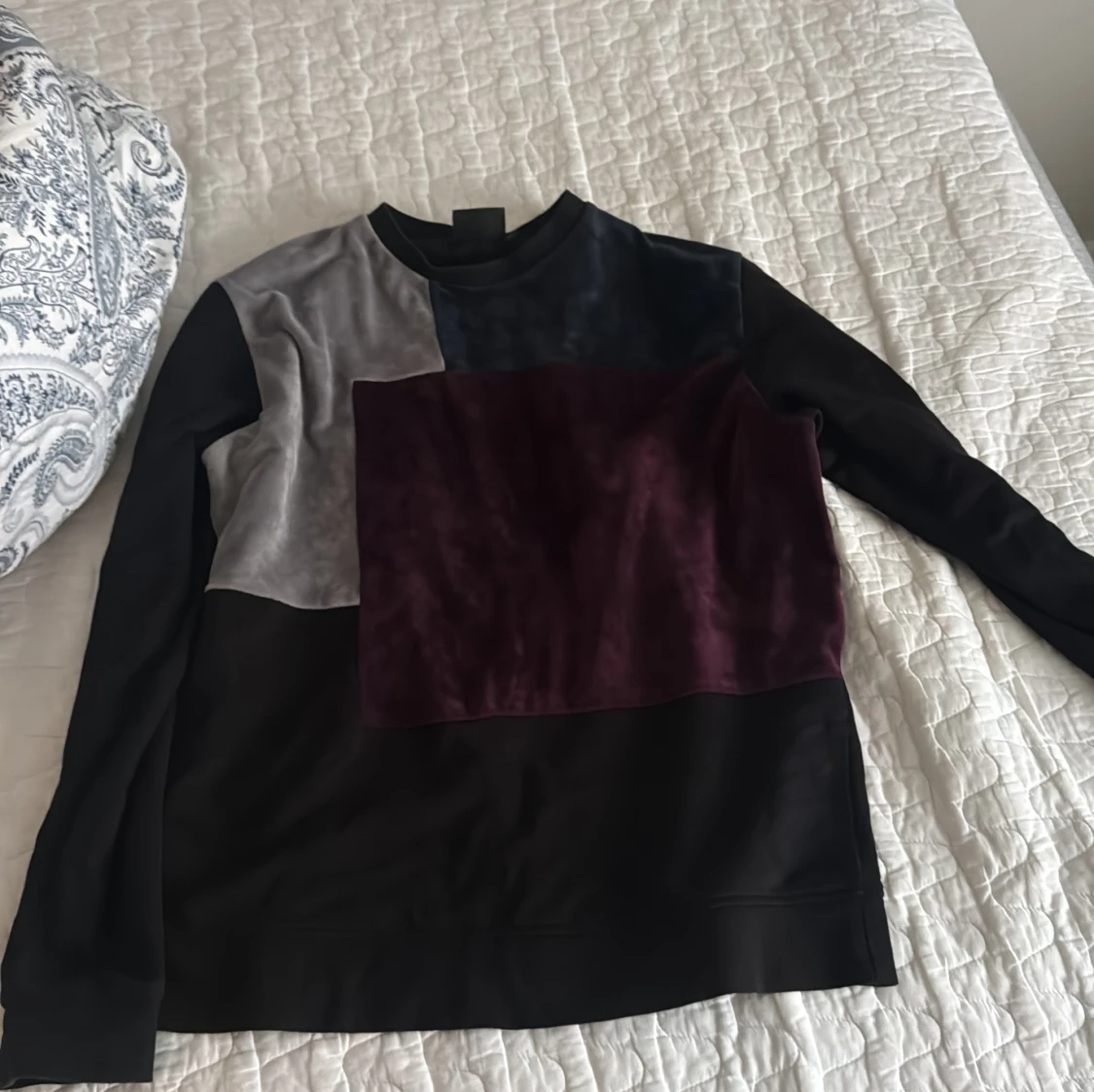 Patchwork sweatshirt i sammet och svart