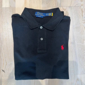 Helt ny! Ralph lauren pike - Säljer denna helt nya Ralph lauren piken. Storlek L i barn så passar nog XS herr. Scannar man qr så ser man att den är äkta! Pris kan diskuteras vid snabb affär!