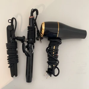 Hårfön, plattång och locktång  - Säljer ett komplett stylingkit med svart hårfön med gulddetaljer, två munstycken, en plattång och en locktång. Jag ska klippa mitt hår kort och använder inte locktången eller plattången mycket. Om du bara vill ha en av föremålen kan du bara skicka en chat så kommer vi på ett pris. :)