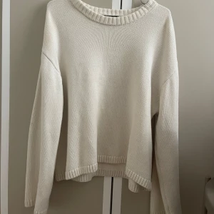 Stickad tröja - Stickad tröja från Gina i strl M, någon fläck men syns inte tydligt 