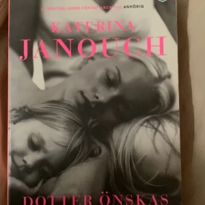 Dotter önskas - En bok med ett starkt och känslosamt omslag i svartvitt, med rosa text. Perfekt för dig som gillar gripande berättelser om relationer och familj. Skriven av en bästsäljande författare.  Denna boken är dock  bra skick.  