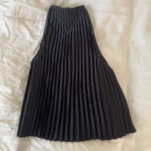 Svart plisserad topp från nu-in - Snygg svart plisserad halterneck-topp från nu-in x Stefanie Giesinger i storlek 36. 