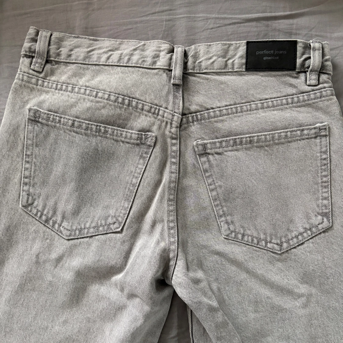 Grå jeans från ginatricot - 1