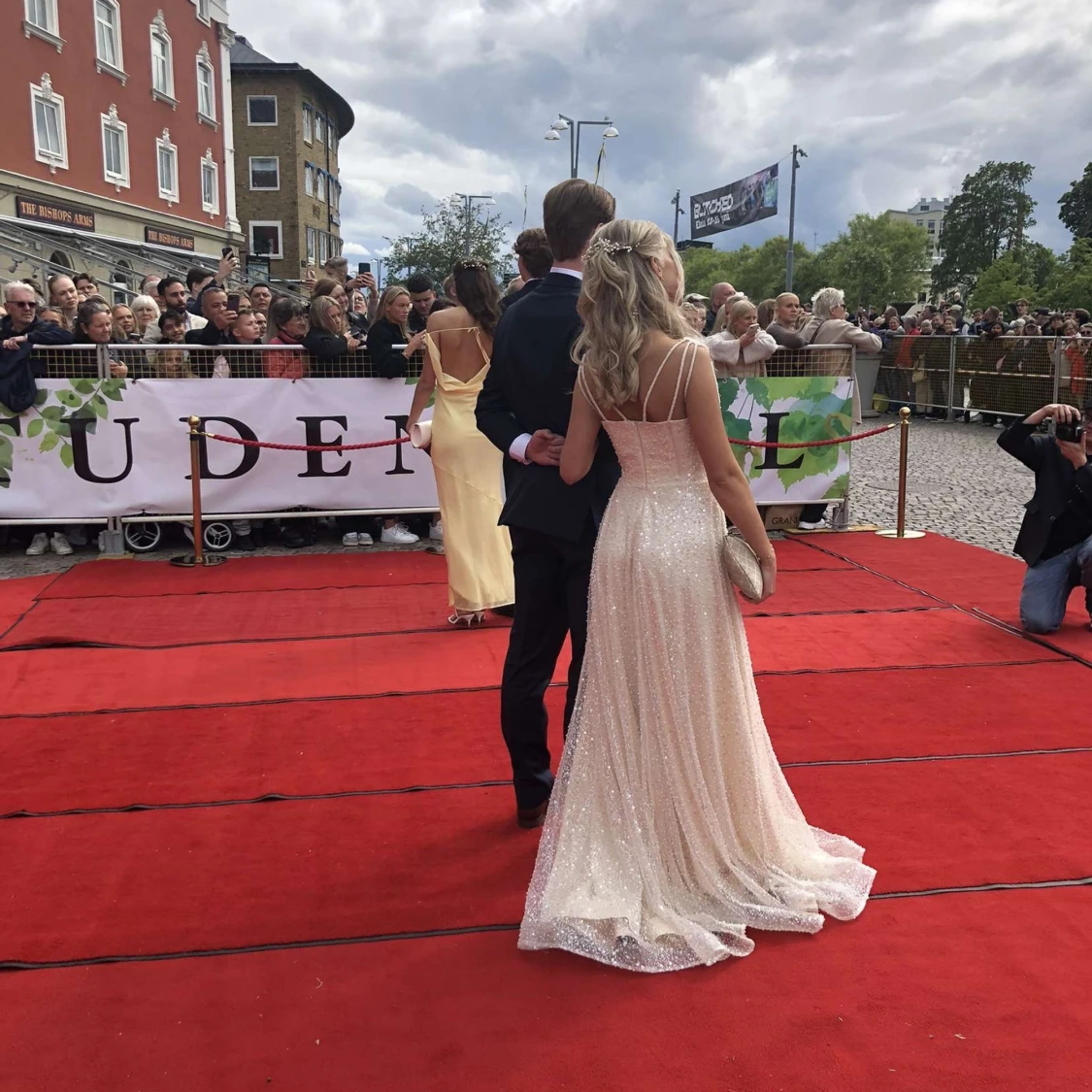 Beige / cremefärgad balklänning med pärlor och paljetter - 1