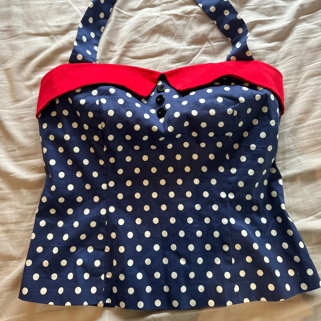 Prickig blå korsett med röd krage