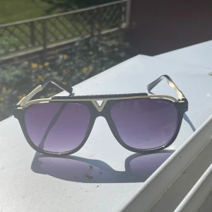 Solglasögon  - 🔥Sommarens hetaste solglasögon för män och för fräschare stil🔥. Finns flera inne, skriv ifall ni funderar eller är intresserade av att köpa. It använda.