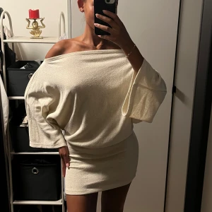 Effortless Poncho Dress - Säljer denna supersköna & snygga klänning som är slutsåld på nelly men som inte kommer till någon användning:( klänningen är endast testad & prislappen sitter kvar! 💗💞