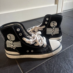 Skit coola Isabel marant skor  - Skit snygga Isabel Marant skor, köpta på Vinted och endast använd tre av gånger av förra ägaren då de tyvärr va försmå för mig. Pris går att diskutera 